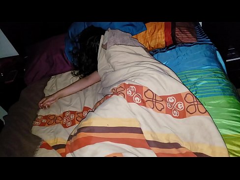 ❤️ Stiefson beréiert seng jonk Stéifmamm wärend hatt schléift. Sexvideo bei eis ❌❤