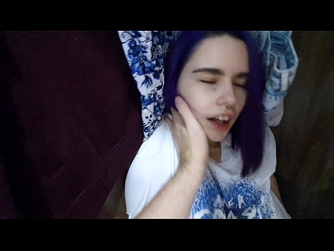 ❤️ Fannt meng Schwëster am Kleederschaf an huet hatt gehollef Sexvideo bei eis ❌❤
